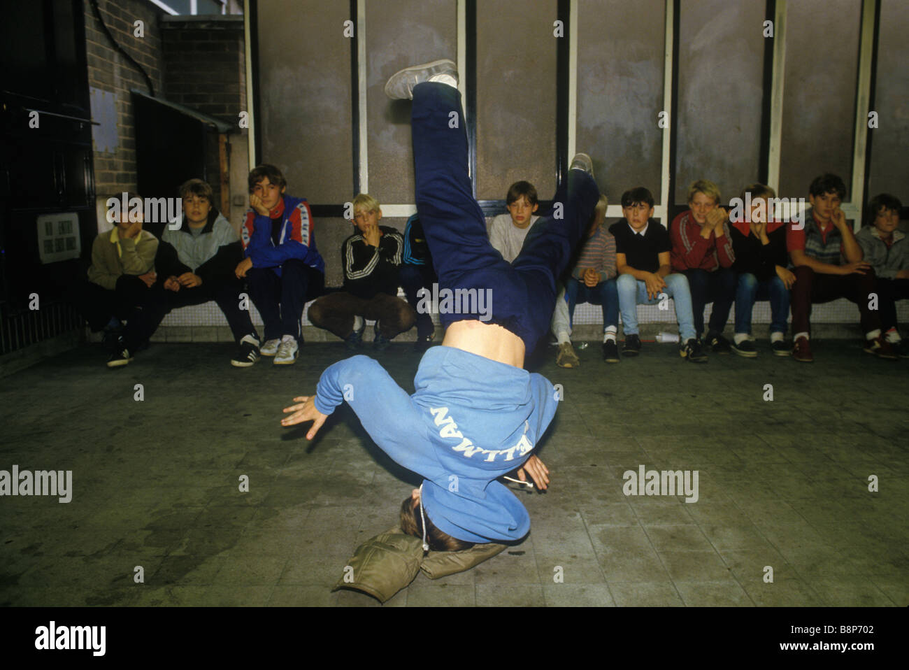 Teenager breakdancing 1980 Stockport Lancashire Inghilterra circa 1985 HOMER SYKES Foto Stock