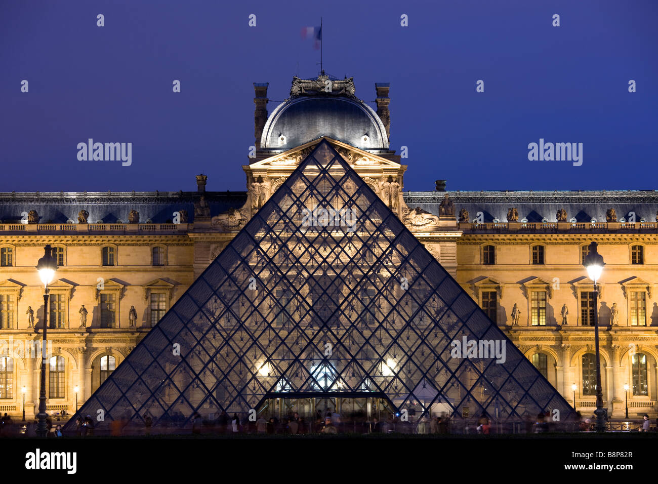 Il museo del Louvre illuminato piramide di vetro ingresso Parigi Francia Foto Stock