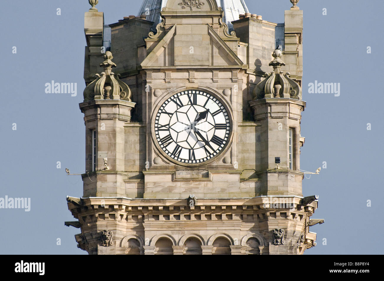 Torre dell'orologio sulla Balmoral Hotel, Princes Street, Edinburgh. Foto Stock