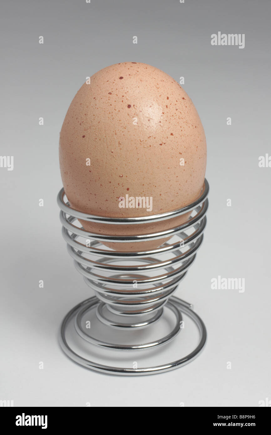 Uovo intero in un moderno cromo uovo cup Foto Stock