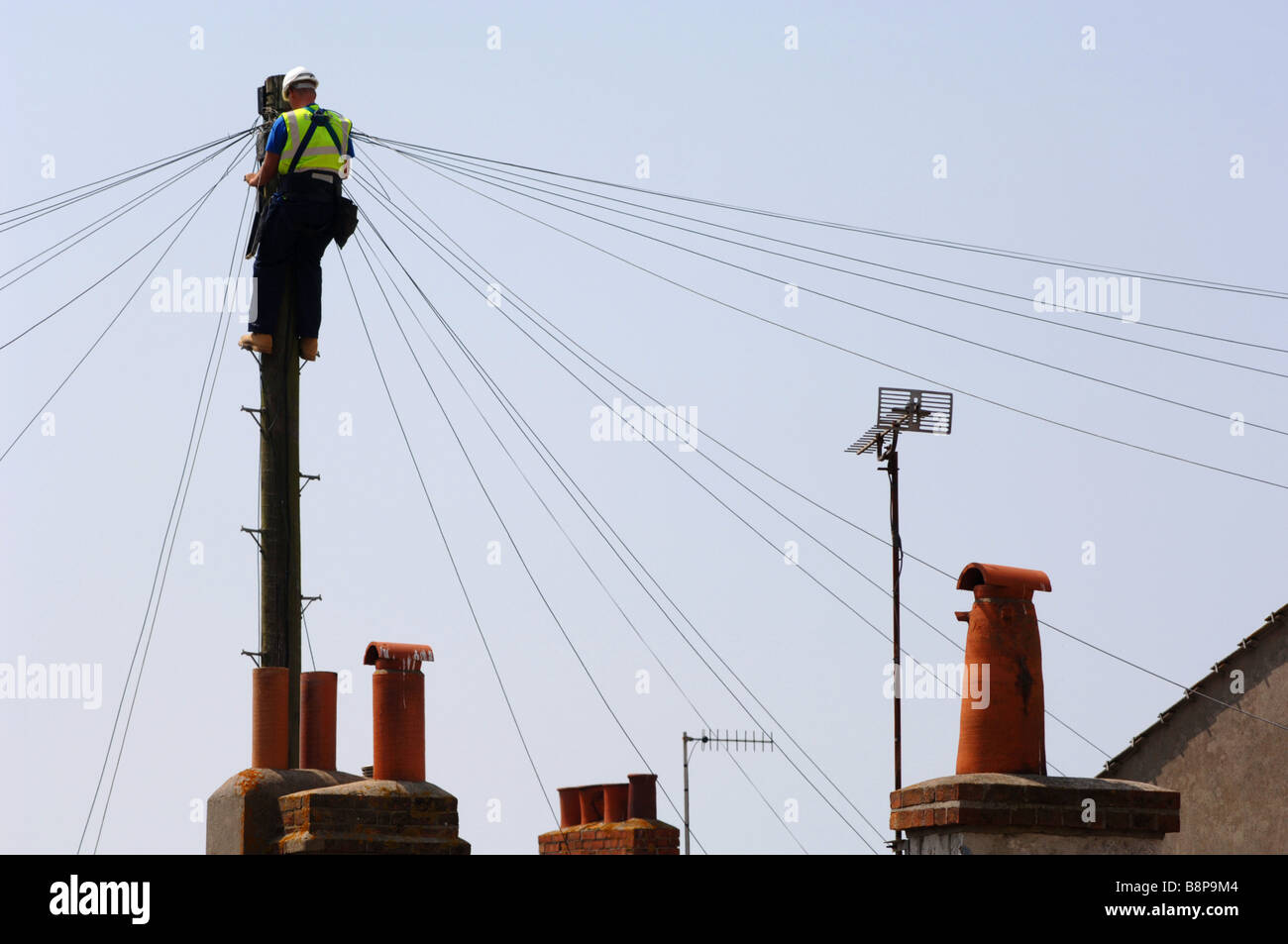 'Telefono' ingegnere al lavoro su un "telegrafo polo", Gran Bretagna, Regno Unito Foto Stock