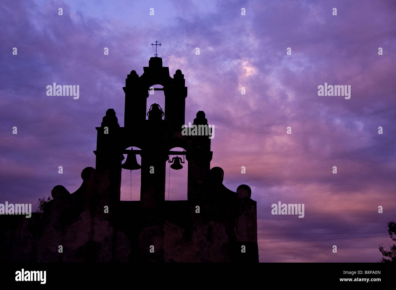 La missione di San Juan Antonio campanile san juan antonio texas tx mattina presto drammatica cielo blu Foto Stock