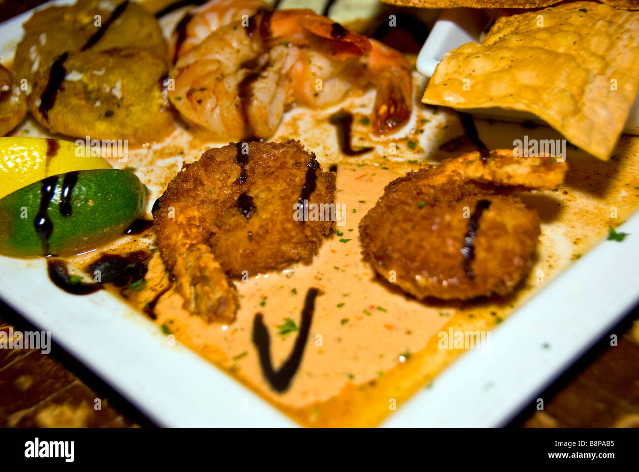 Gamberetti impanati e arrostito con salse e fette di limone e calce San Antonio Texas pesce Ristoranti tex-mex closeup dettaglio alimentare Foto Stock