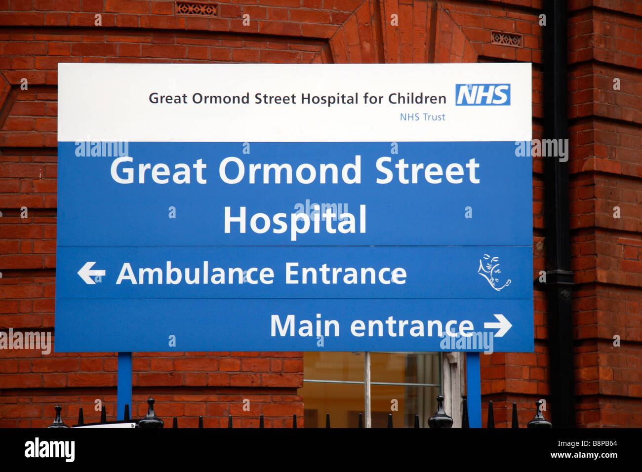 Un segno al di fuori dell'entrata al Great Ormond Street Hospital di Londra. Feb 2009 Foto Stock