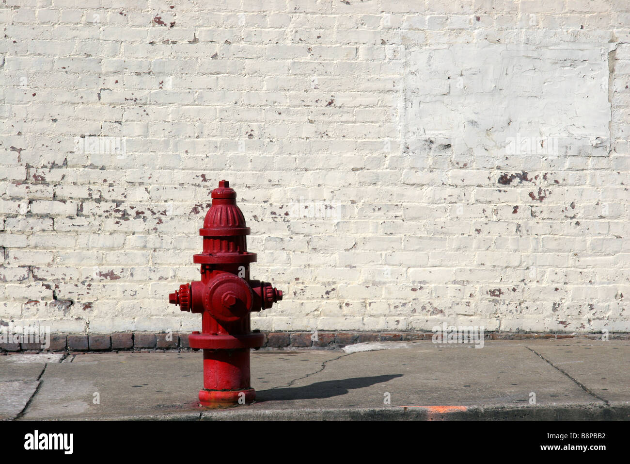 Red American idrante di fuoco e bianco muro di mattoni Foto Stock