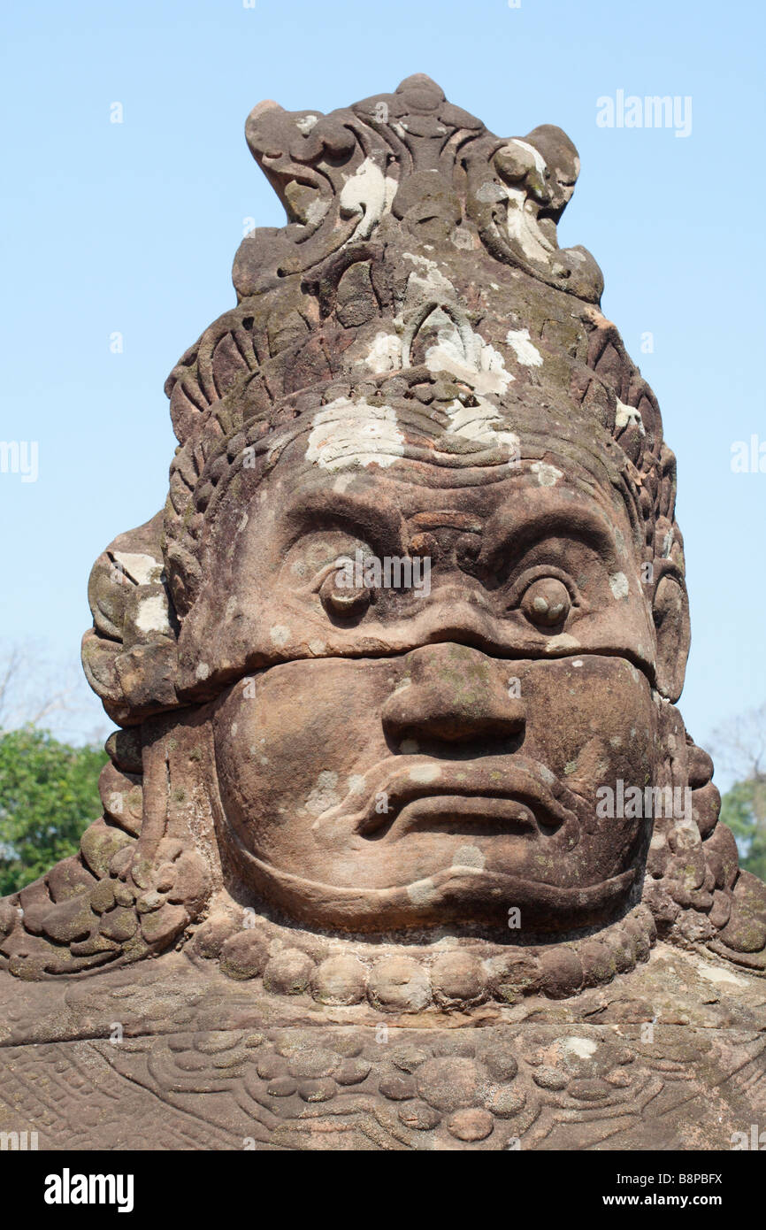 Testa di demone sul gateway del sud di Angkor Thom, parte di Angkor Wat i templi in Cambogia Foto Stock