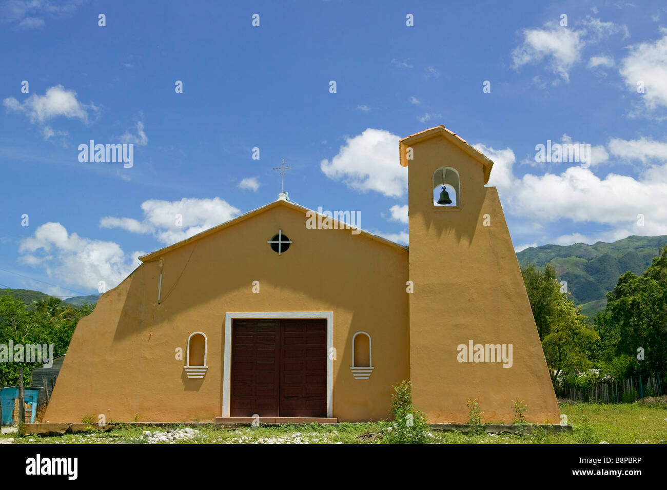 Chiesa di campagna nella provincia di Baoruco, Repubblica Dominicana Foto Stock