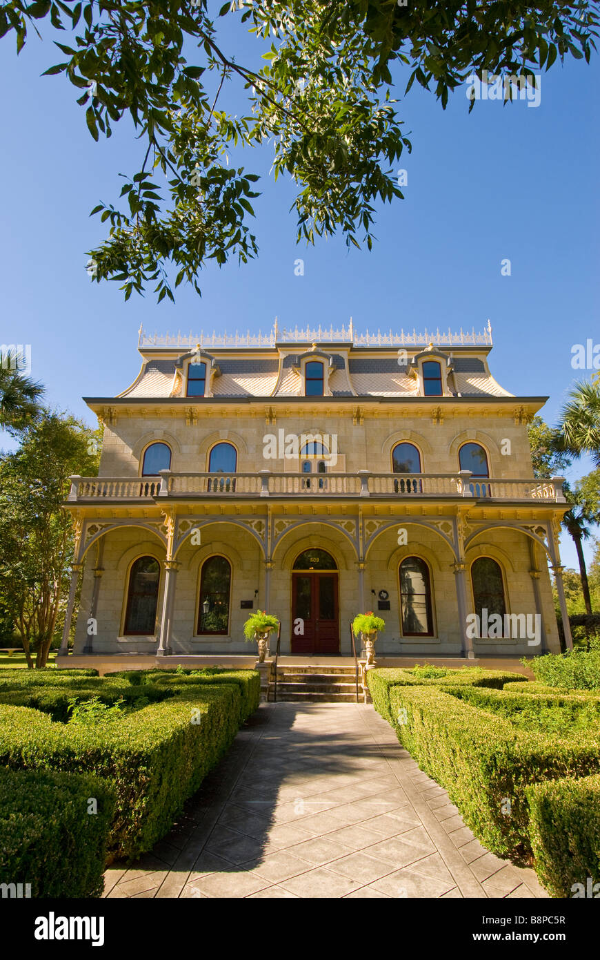 Giardini di Prato Costruzione Steves Homestead museum è un edificio storico costruito 1876 Fiume San Antonio San Antonio TX. tourist Foto Stock