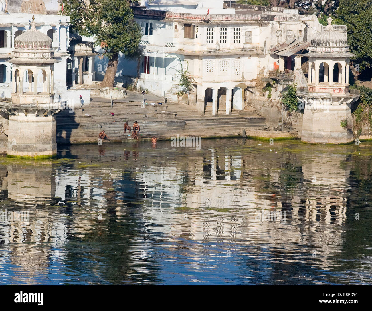 Popolo Indiano la balneazione e lavare i loro vestiti Lago Pichola Udaipur Rajasthan in India Foto Stock