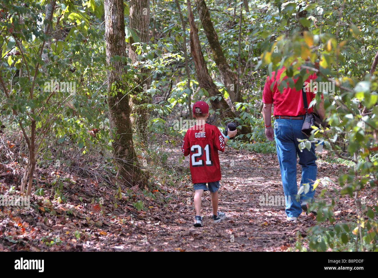 Ragazzo giovane camminando con il suo papà sul sentiero per Fort Boonesborough Foto Stock