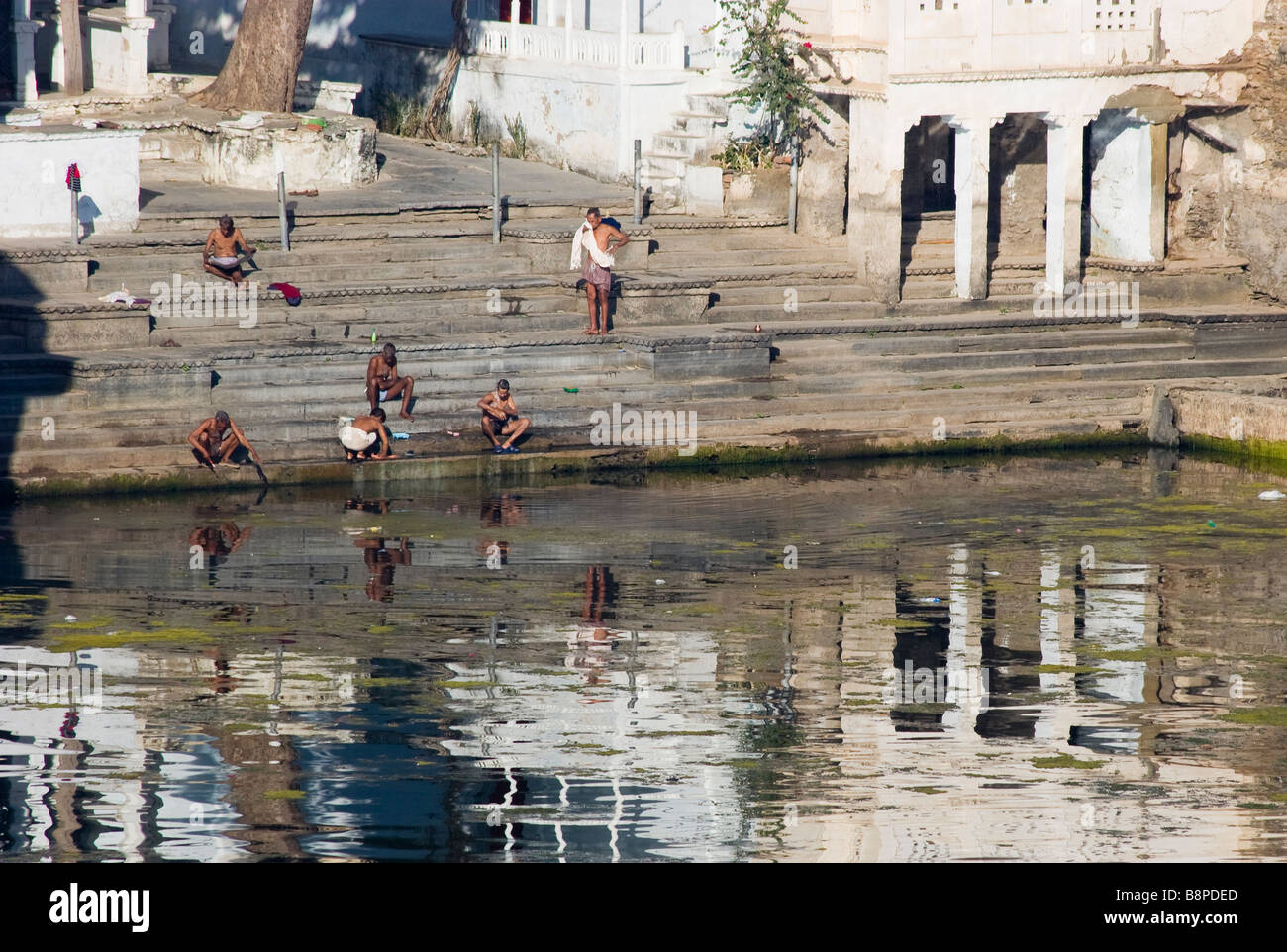 Popolo Indiano la balneazione e lavare i loro vestiti Lago Pichola Udaipur Rajasthan in India Foto Stock