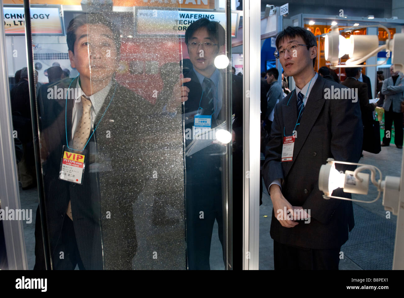 Visitatori guardare una trasparente cella solare PV Expo 2009, Tokyo International Exhibition Center di Tokyo, 26 febbraio 2009. Foto Stock