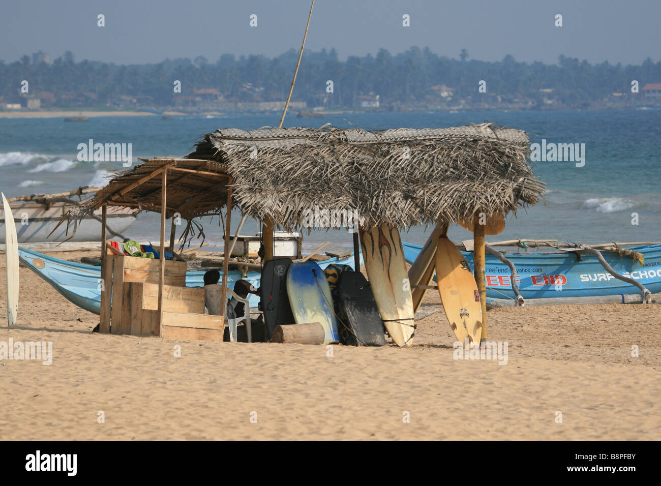 Tavole da surf per noleggi in corrispondenza di un surf shack, Hikkaduwa, Sri lanka. Foto Stock