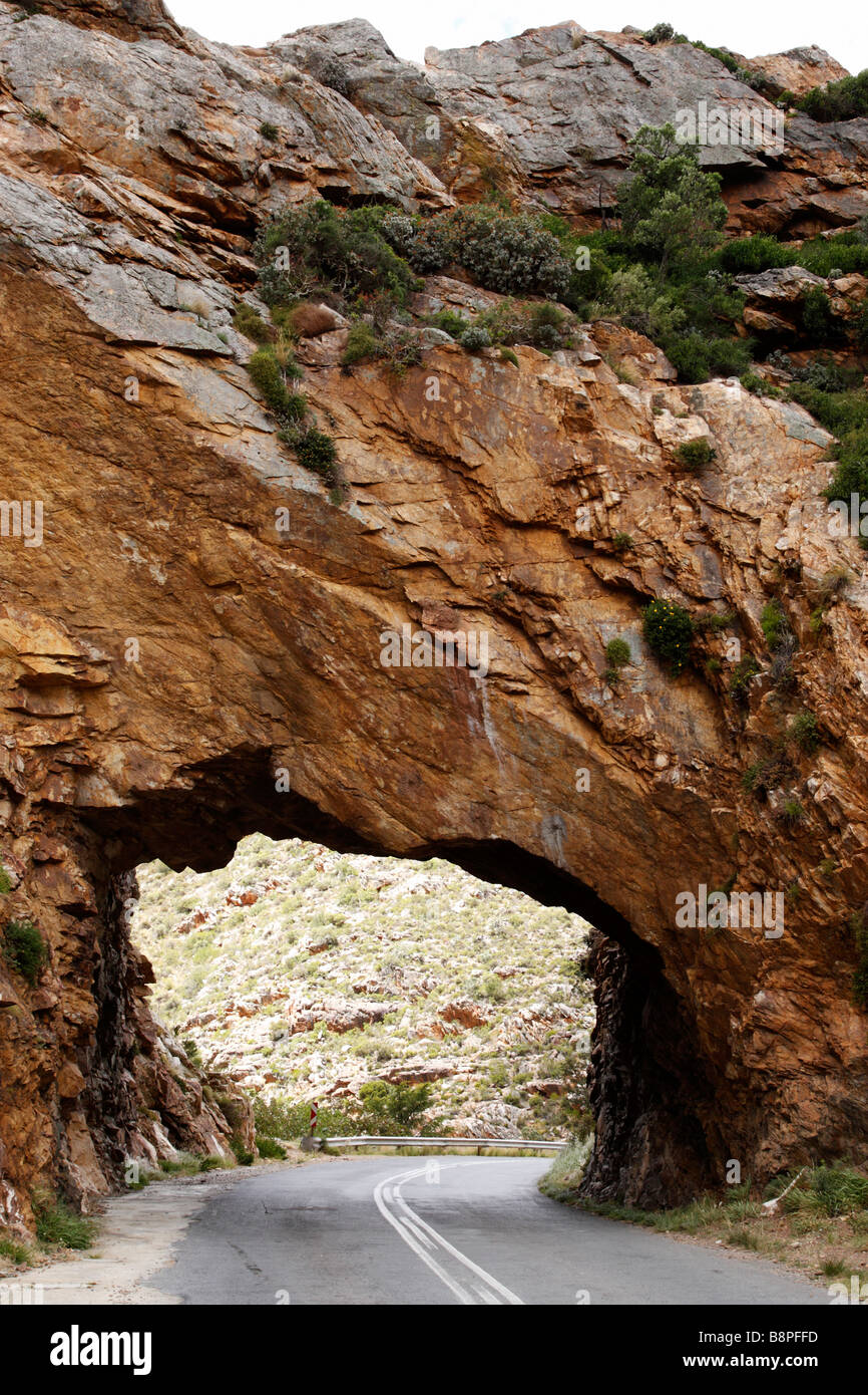 Roccia Naturale tunnel sulla route 62 al di fuori di montagu sud africa Foto Stock