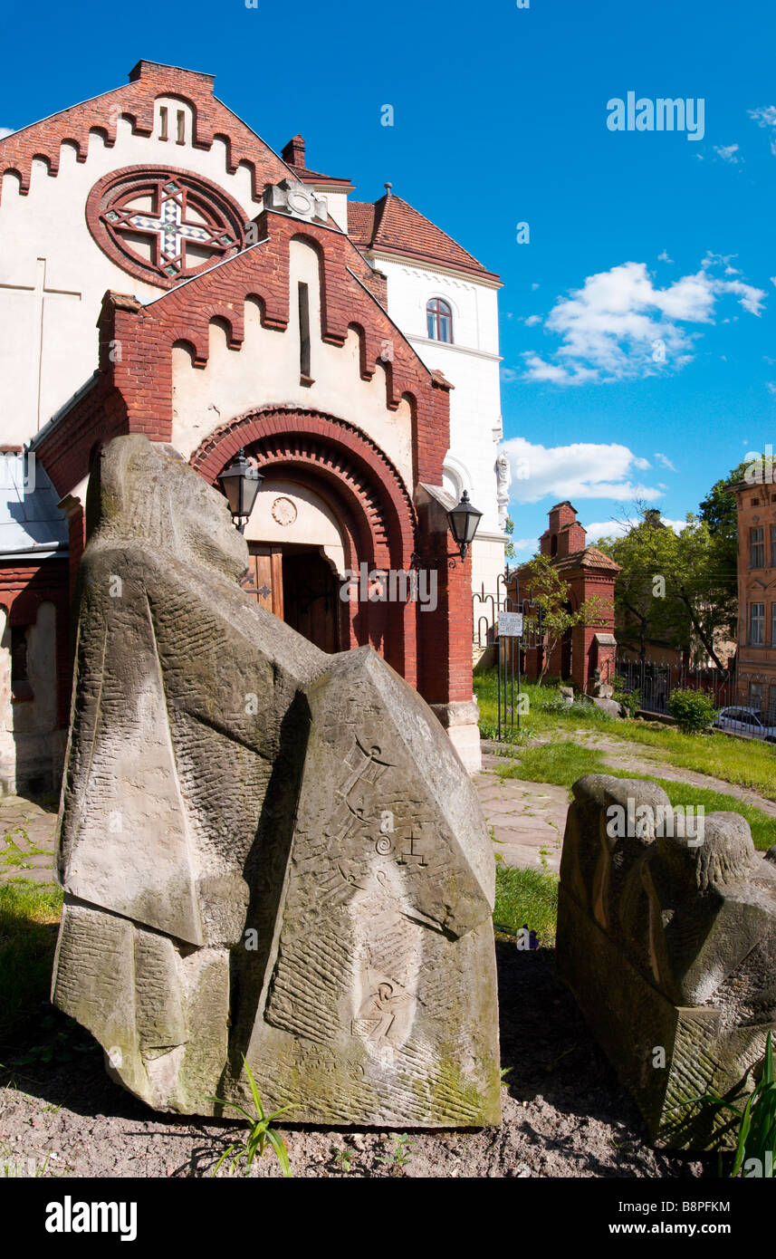 San Giovanni Battista e il gruppo scultoreo vicino alla Basilica di San Giovanni Battista in Lviv-City (Ucraina). Tre colpi di immagine di cucitura. Foto Stock