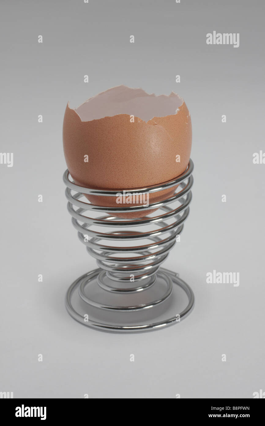 Uova vuota in un moderno cromo uovo cup Foto Stock