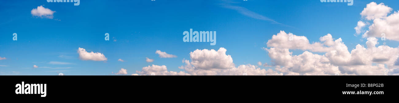 Altezza blu cielo sopra la foresta con alcune nuvole. Quattro colpi di immagine di cucitura. Foto Stock