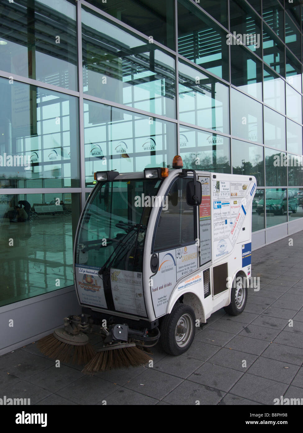 Pulizia di piccole dimensioni veicolo streetsweeper all aeroporto di Weeze Germania Foto Stock