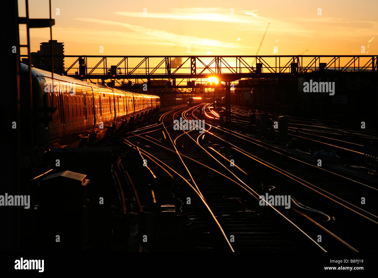 I treni provenienti in e fuori dalla stazione di London Bridge, Londra, all'alba Foto Stock
