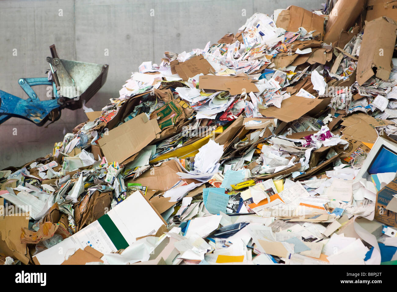 Grande Mucchio di carta e cartone nel centro di riciclaggio Foto Stock
