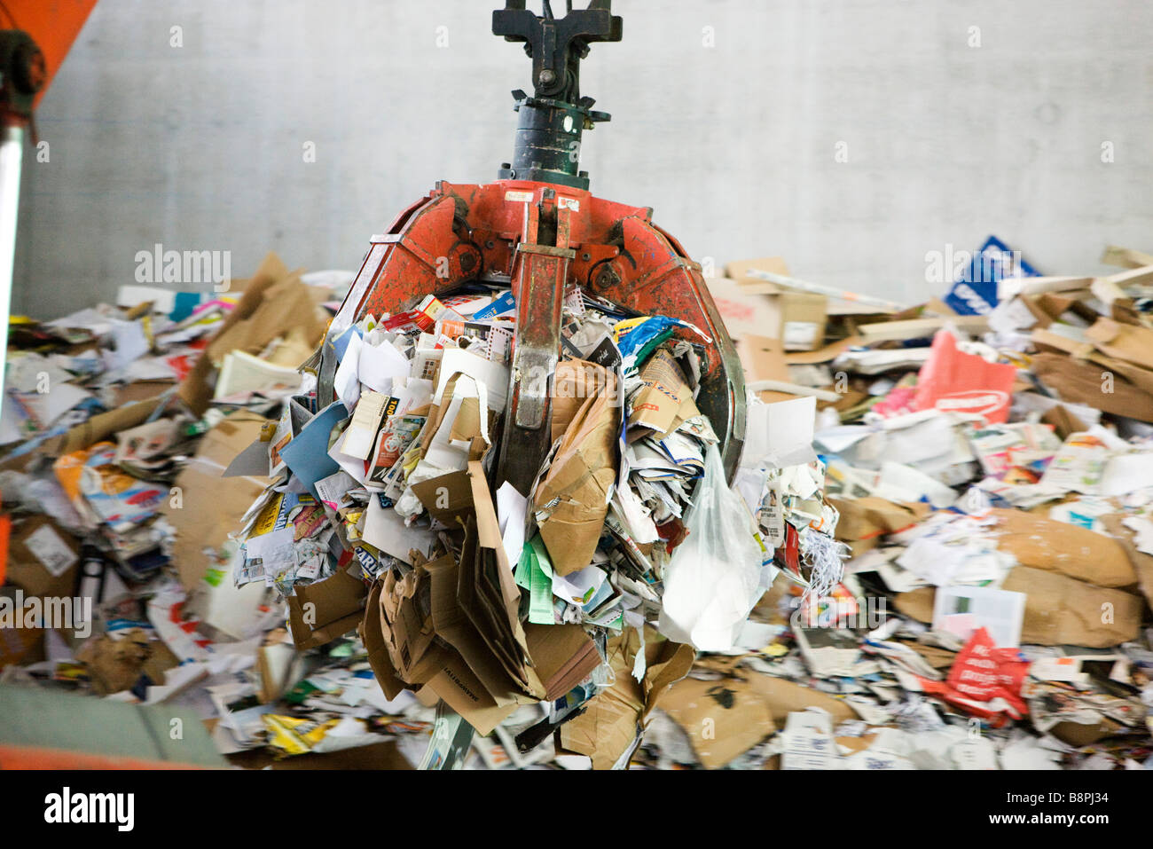 Rifiuti di carta in lavorazione nel centro di riciclaggio Foto Stock