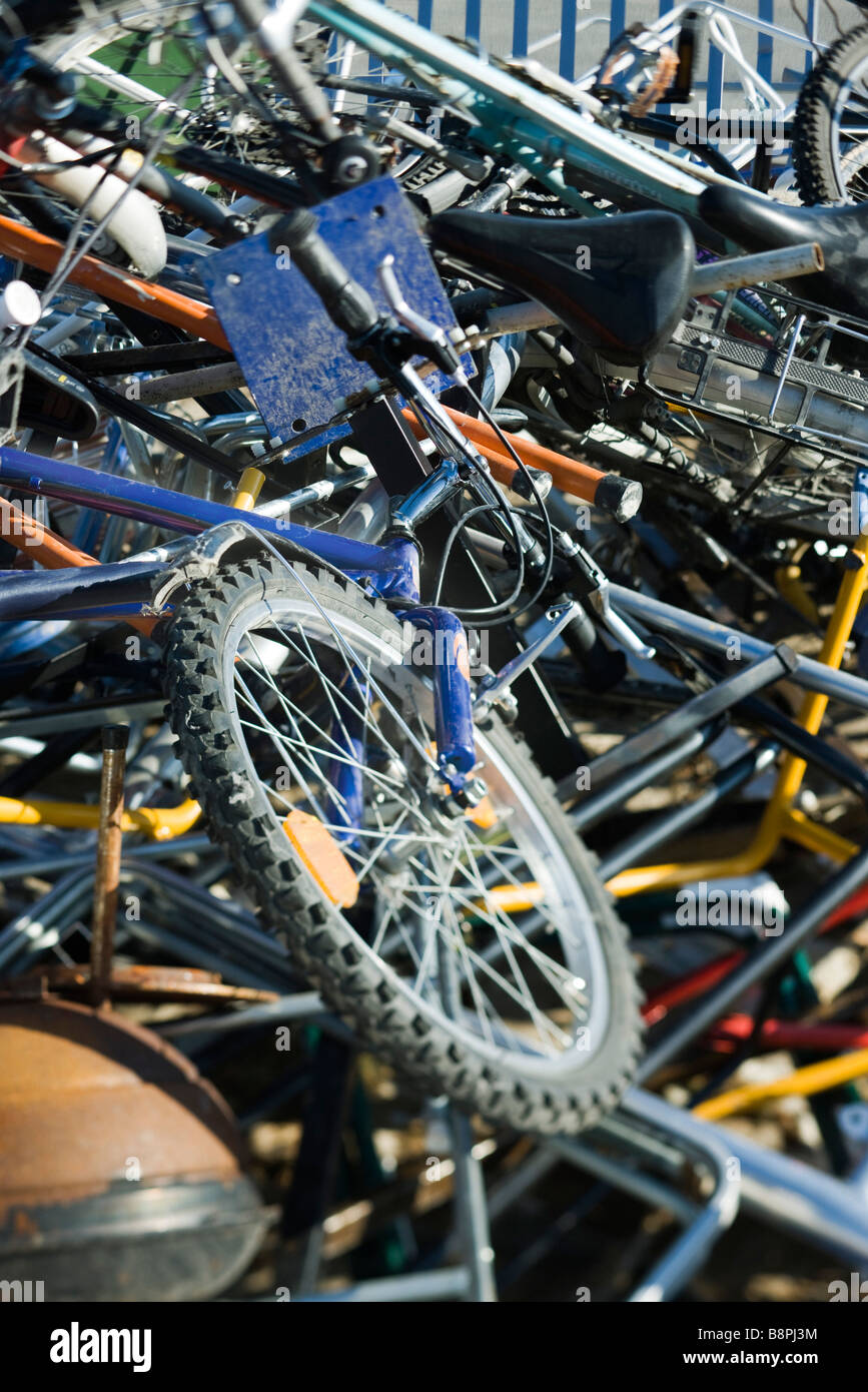 Biciclette in junk heap, close-up Foto Stock