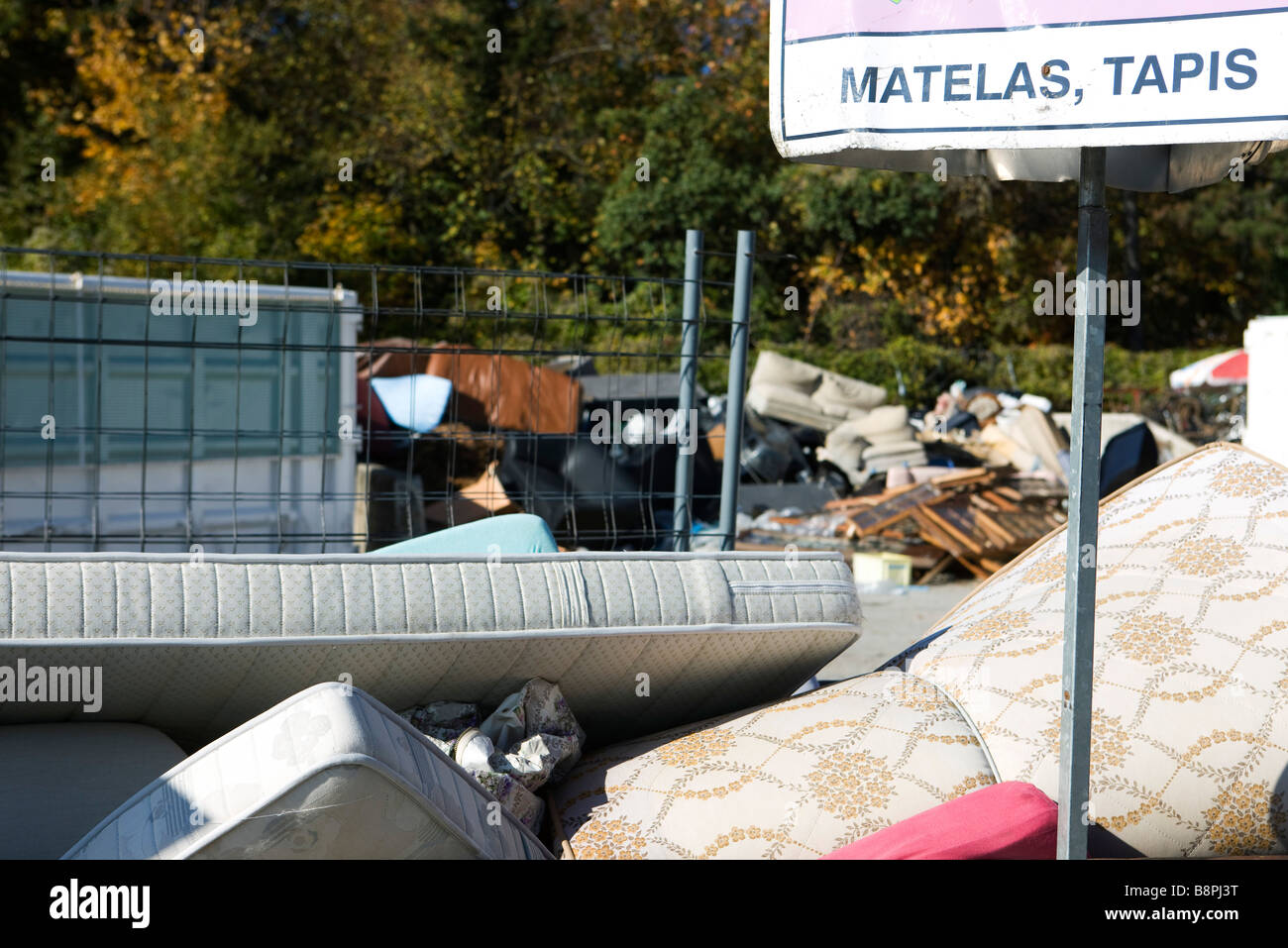 Junk impilati nel centro di raccolta rifiuti Foto Stock