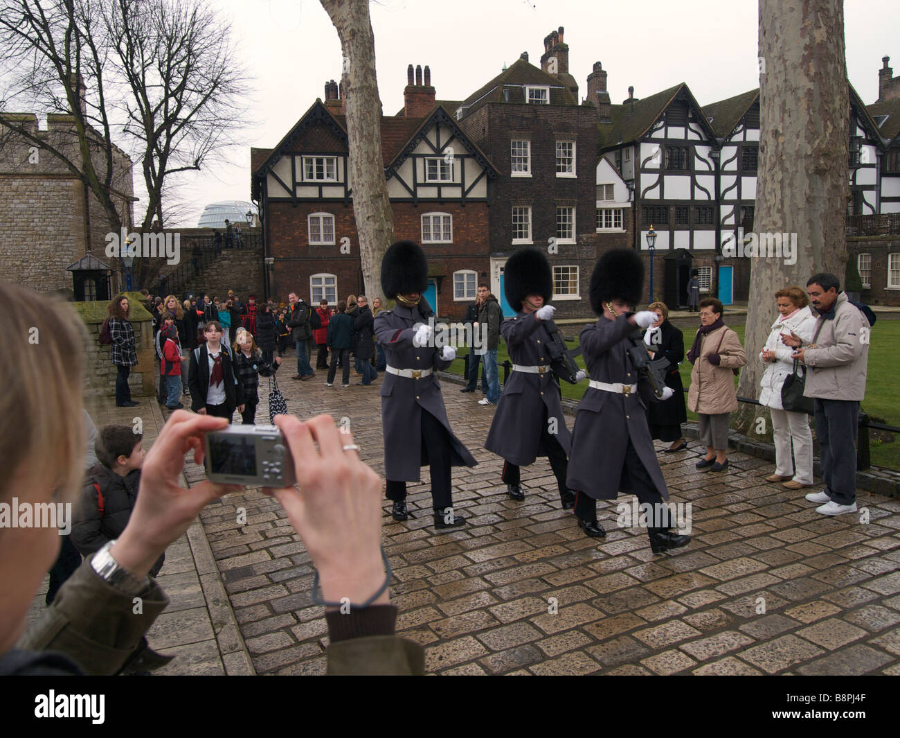 Molti turisti guardando la guardia reale nella Torre di Londra REGNO UNITO Foto Stock