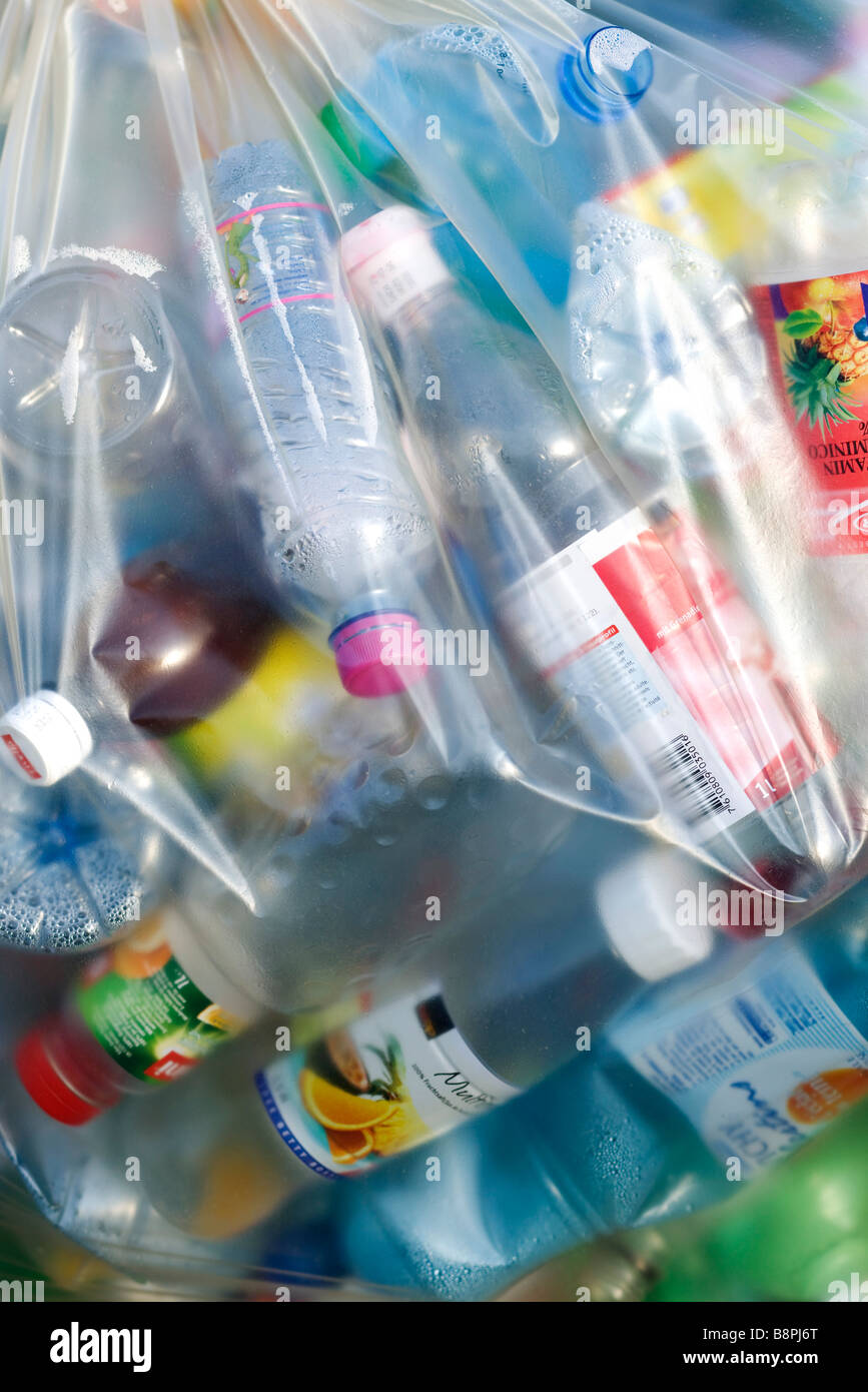 Sacchetto di plastica pieno di bottiglie di plastica, full frame Foto Stock