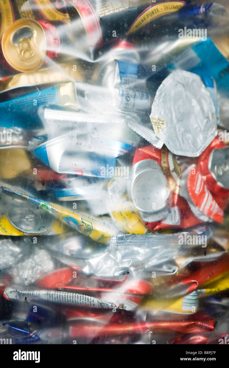 Le lattine di alluminio in un sacchetto di plastica, full frame Foto Stock