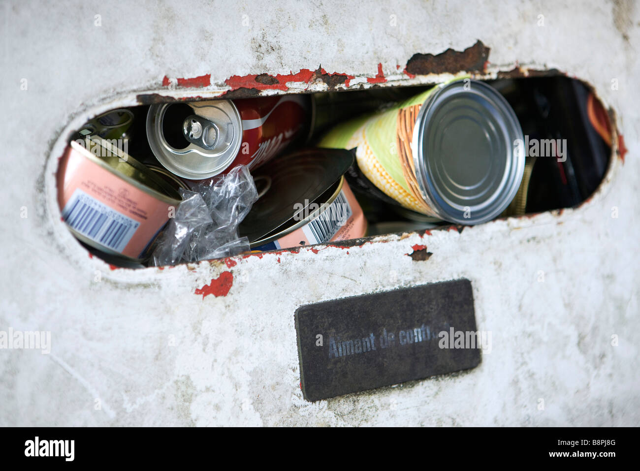 Il contenitore di riciclaggio riempito con le lattine, extreme close-up Foto Stock
