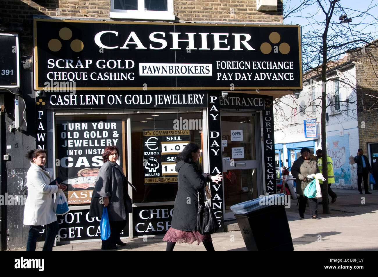 Hackney 28 febbraio 2009 Pawnshop via stretta Foto Stock