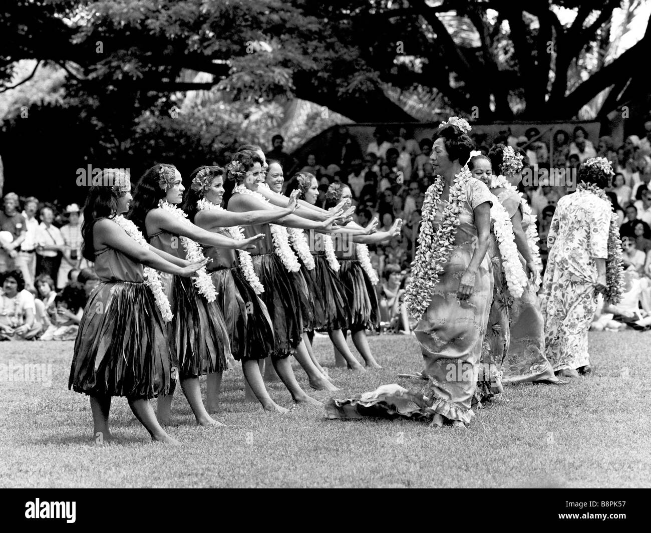 Ispezione dei ballerini di Kodak Hula mostrano il Parco Kapiolani Oahu Hawaii 1976 interrotto dal 2002 Foto Stock