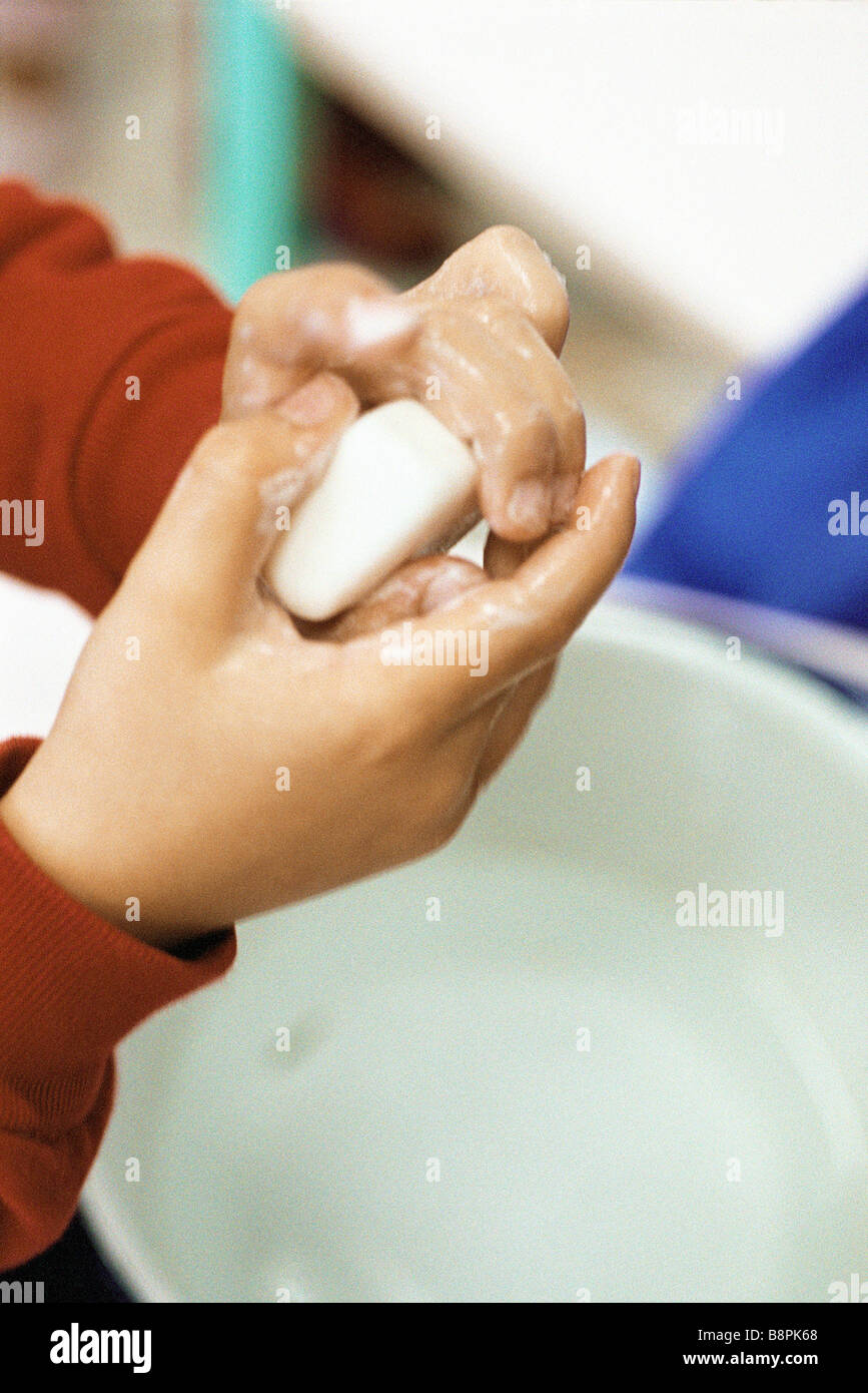 Bambino lavaggio delle mani, vista ritagliata Foto Stock