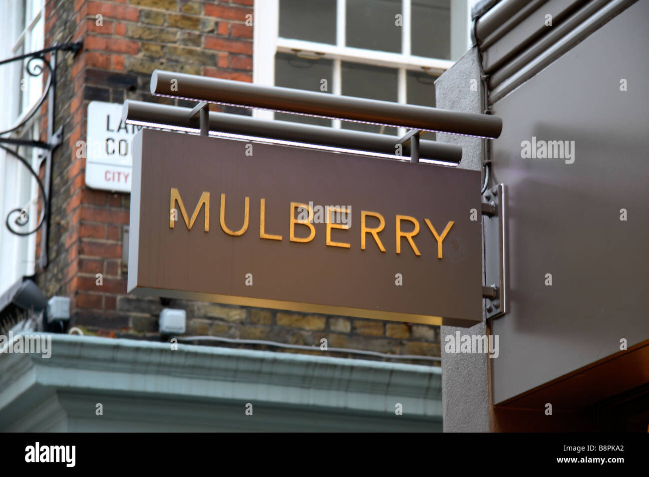 Un segno al di sopra del Mulberry fashion shop vicino al Covent Garden di Londra. Feb 2009 Foto Stock