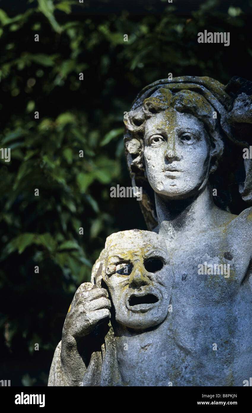 Statua di Vertumnus dio delle stagioni e maestro del travestimento holding maschera nel Pinetum Foto Stock