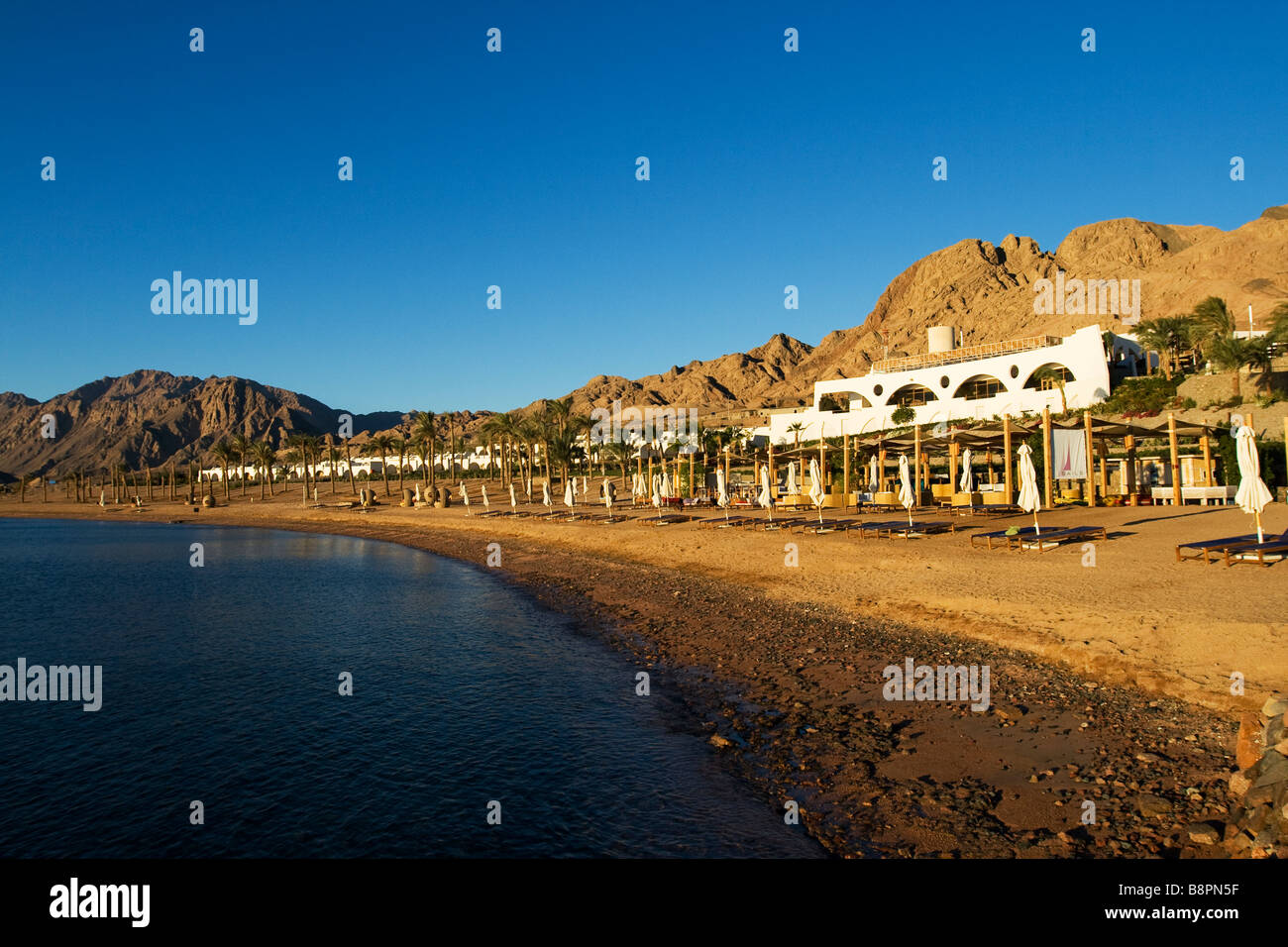 La spiaggia di Le Méridien Hotel & Resort di Dahab, Egitto Foto Stock