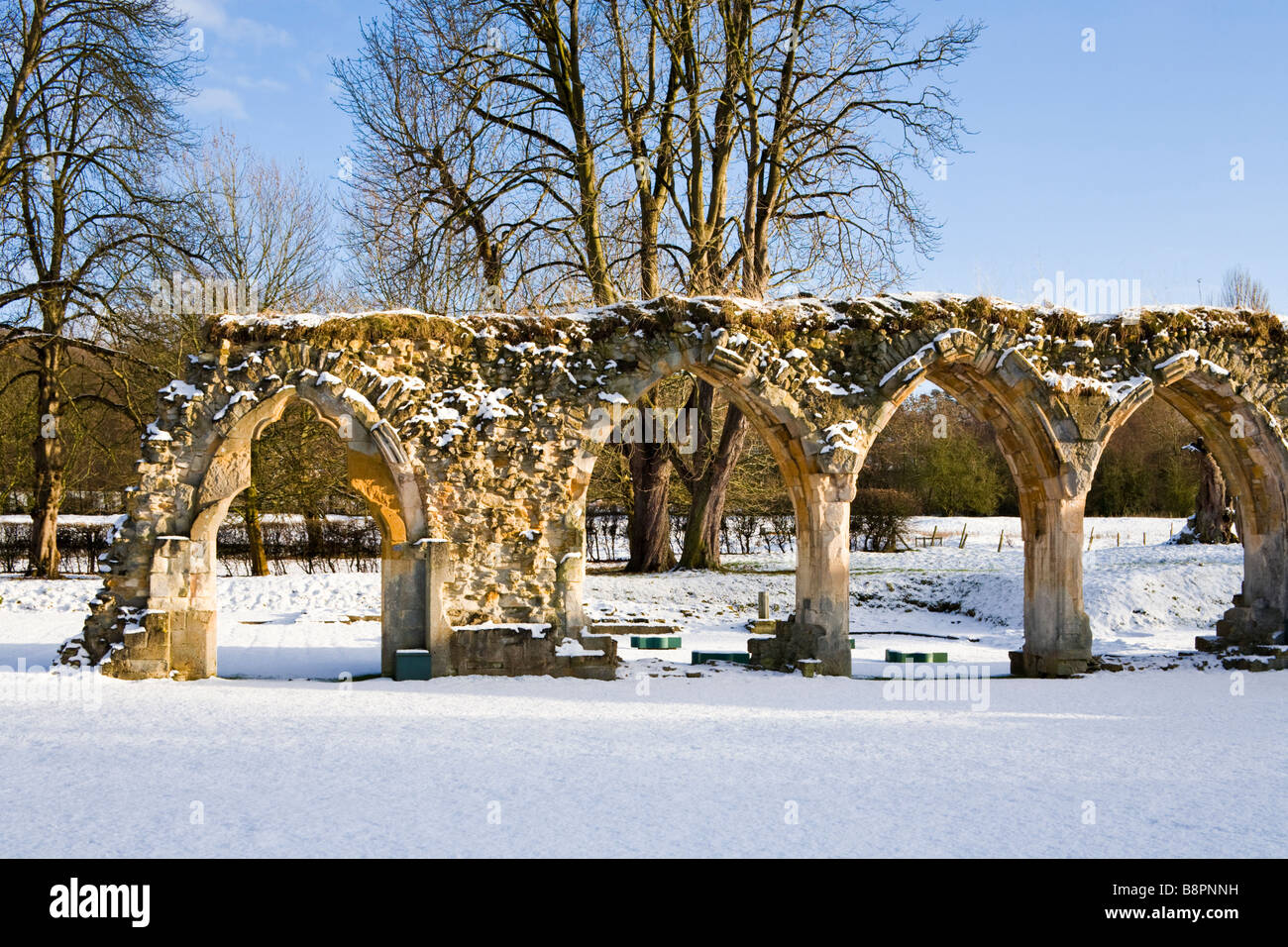 In inverno la neve sul Cotswolds all Abbazia di Hailes, Gloucestershire Foto Stock