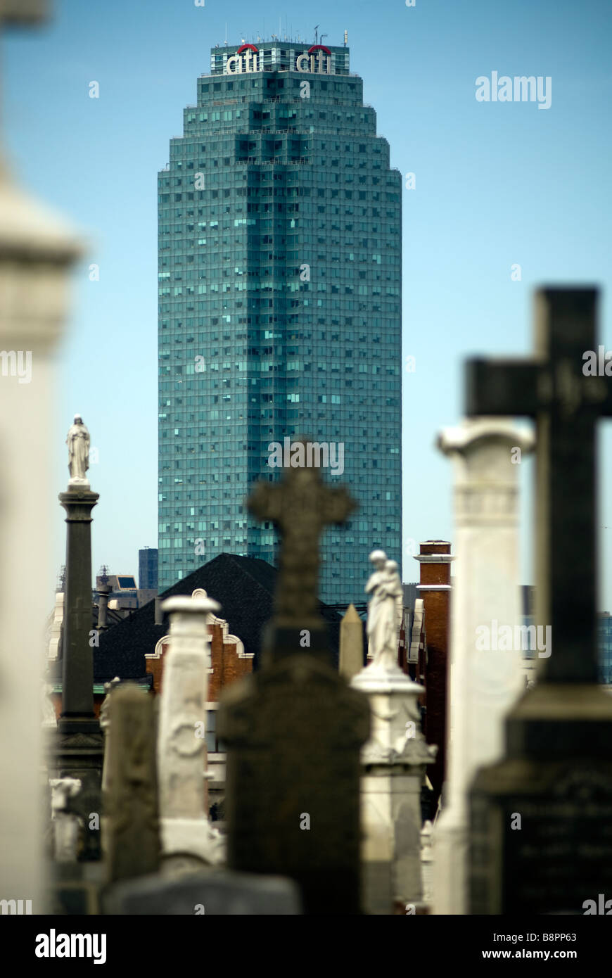 La Citigroup Center di New York viene visto dal Calvario cimitero in New York Borough of Queens Foto Stock