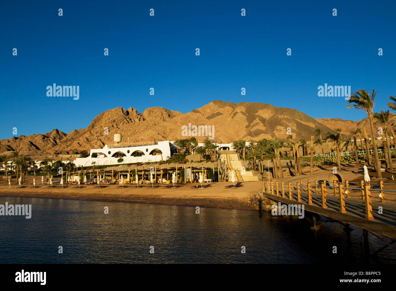 La spiaggia di Le Méridien Hotel & Resort di Dahab, Egitto Foto Stock