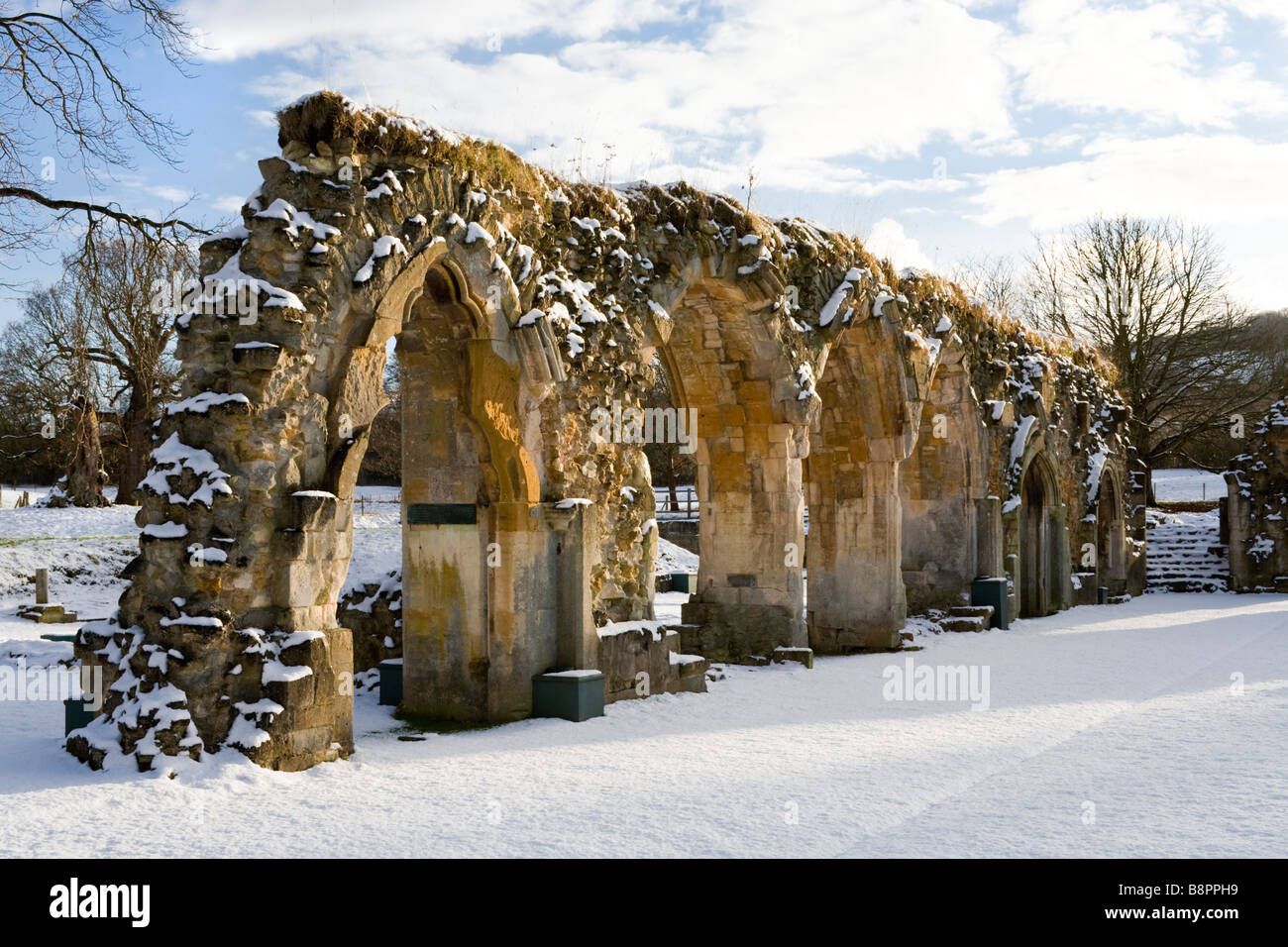 Neve d'inverno sui Cotswolds a Hailes Abbey, Gloucestershire Regno Unito Foto Stock