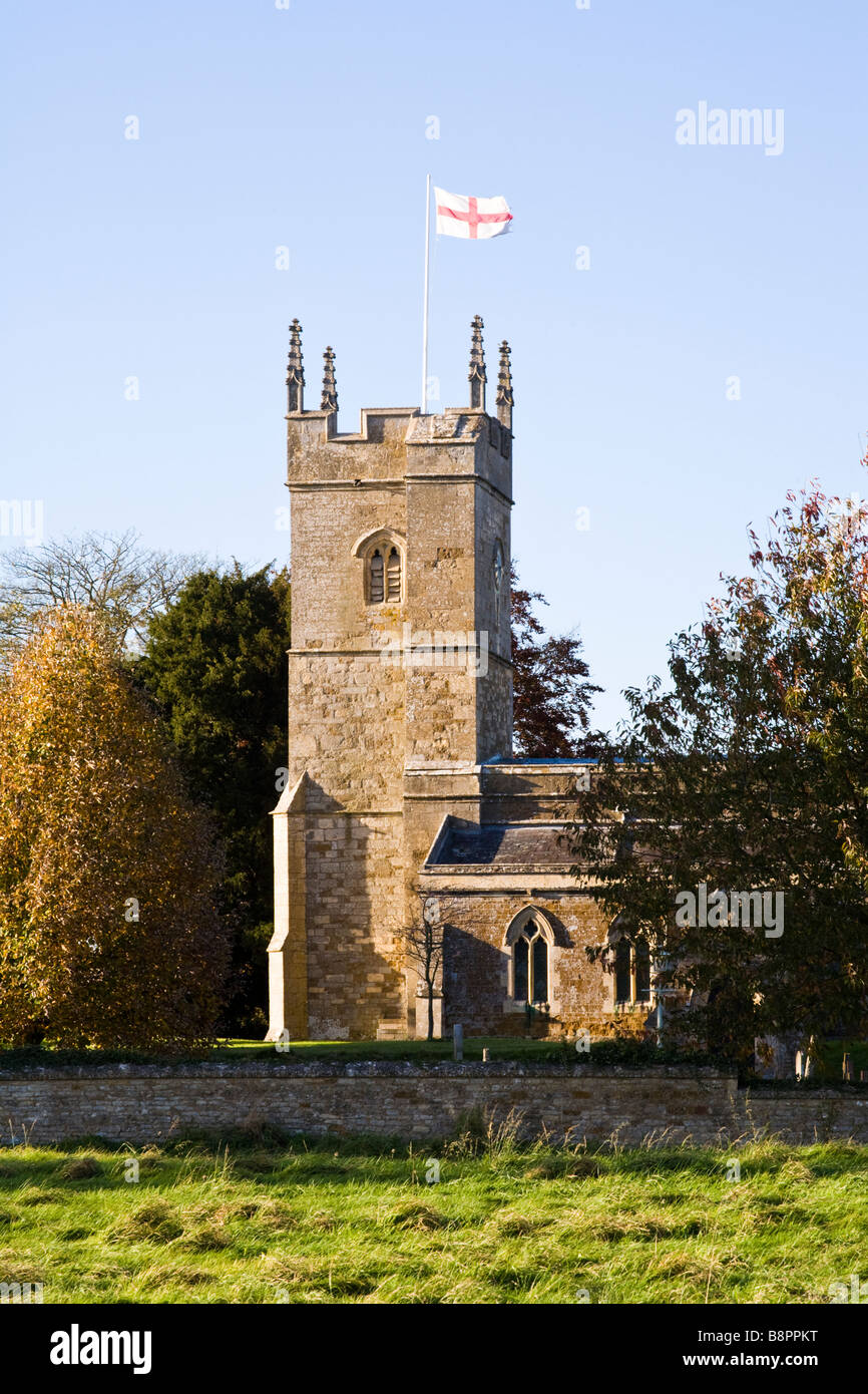 Luce del sole serale che cade sulla chiesa di St Andrews nel villaggio di Cotswold di Kingham, Oxfordshire Regno Unito Foto Stock