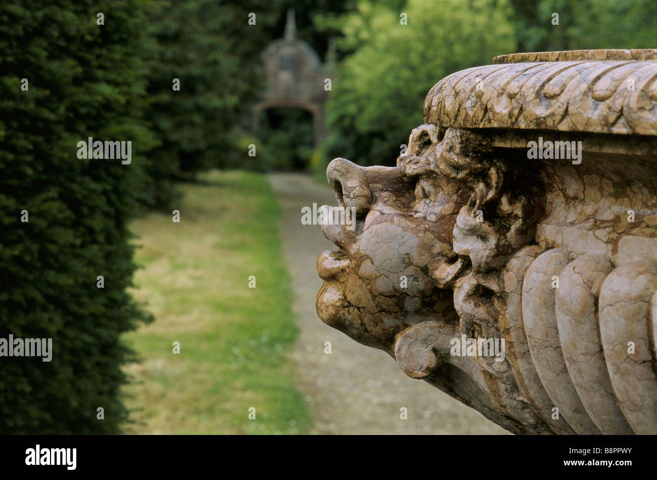 In prossimità di una testa scolpita sulla fontana in marmo Rosso Verona Foto Stock