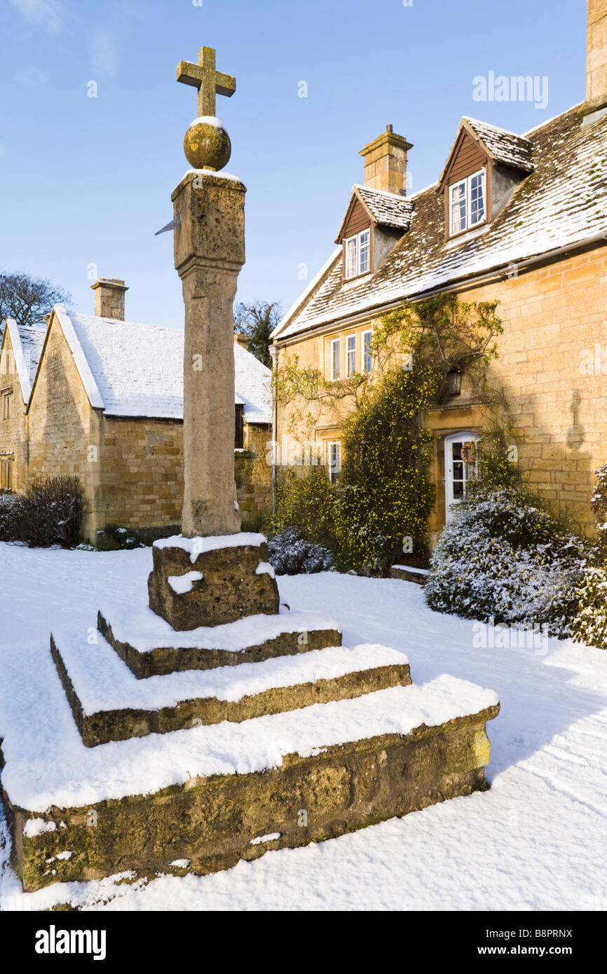 Inverno neve a croce cottage del villaggio Costwold di Stanton, Gloucestershire Foto Stock