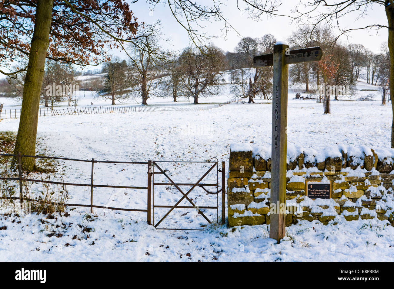 In inverno la neve e la lapide che segna il lancio del Cotswold modo nel villaggio Costwold di Stanway, Gloucestershire Foto Stock