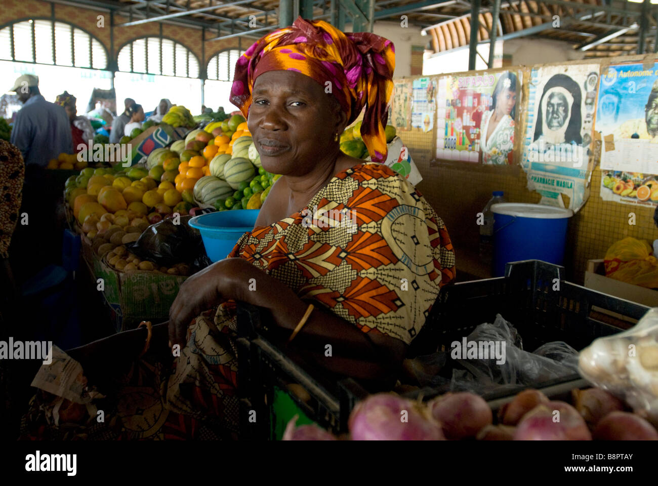 Ritratto di una donna vendita di frutti in Dakar mercato Kermel SENEGAL Foto Stock
