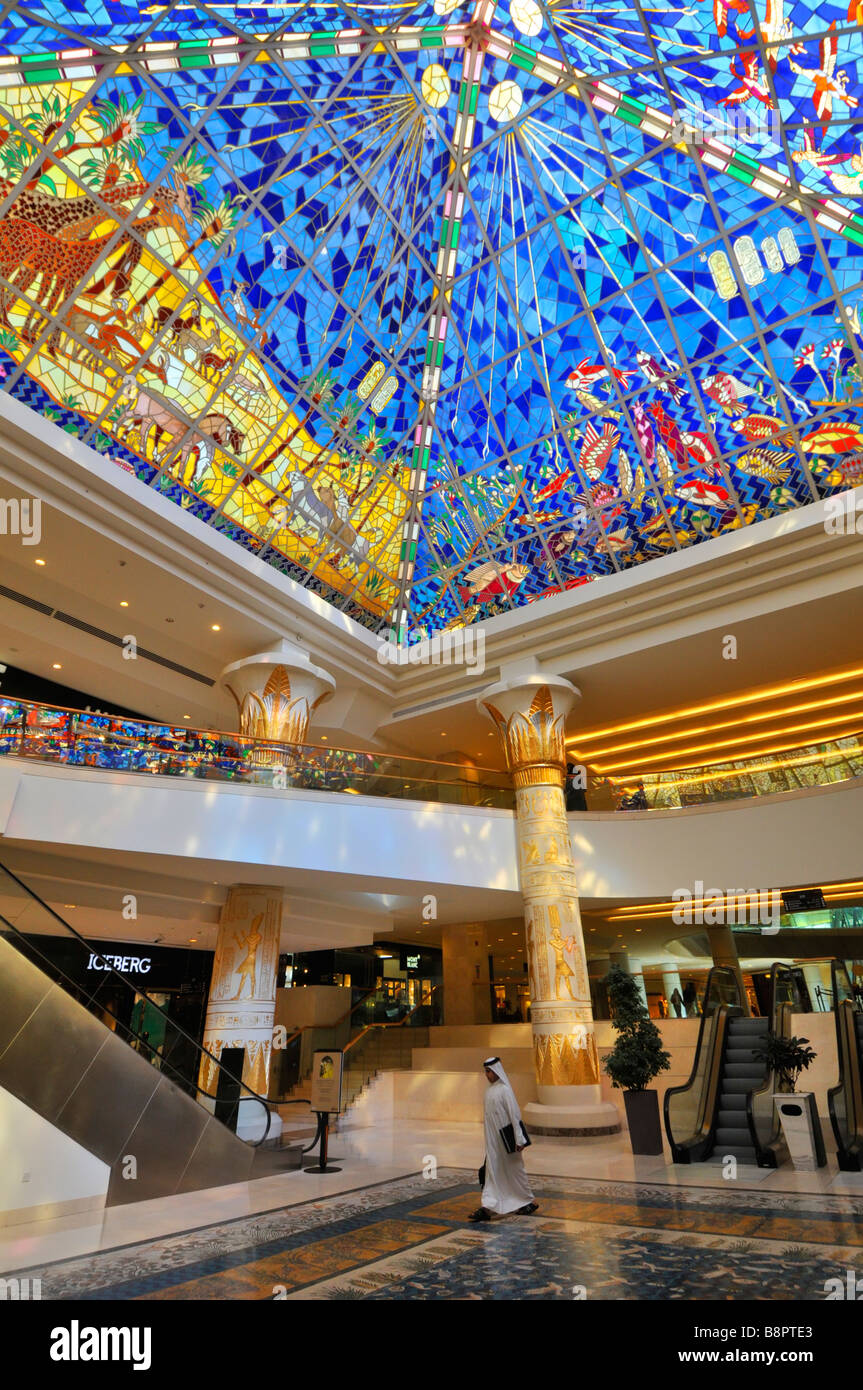 Dubai Centro Commerciale di Wafi interno egiziano con uno stile a piramide in vetro colorato del tetto al di sopra escalator hall Foto Stock