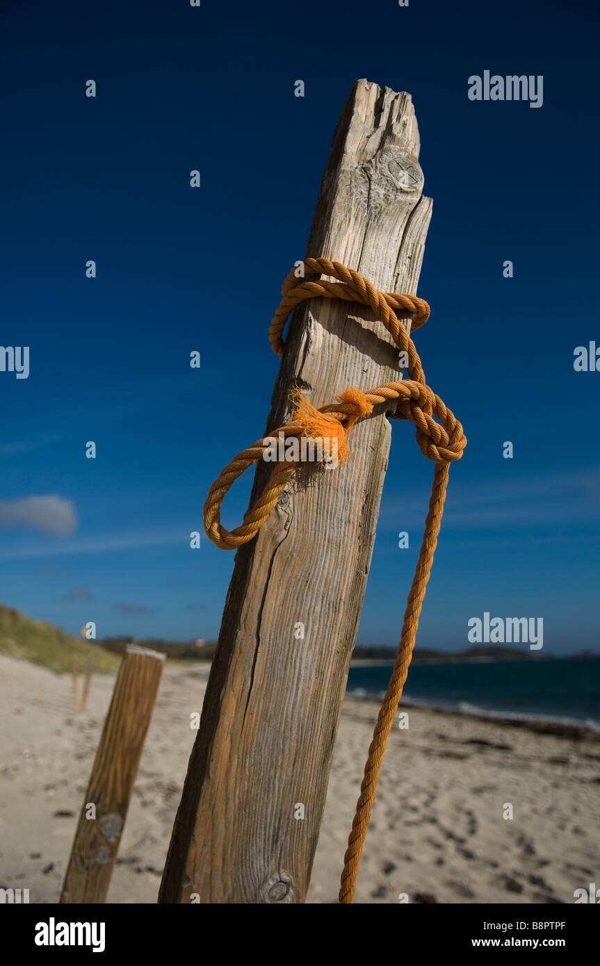 Posto d'ormeggio in legno battuto dal tempo sulla spiaggia di Lawrence's Bay a St Martin's Flats. St Martin's, Isles of Scilly, Cornovaglia. SW England. REGNO UNITO Foto Stock