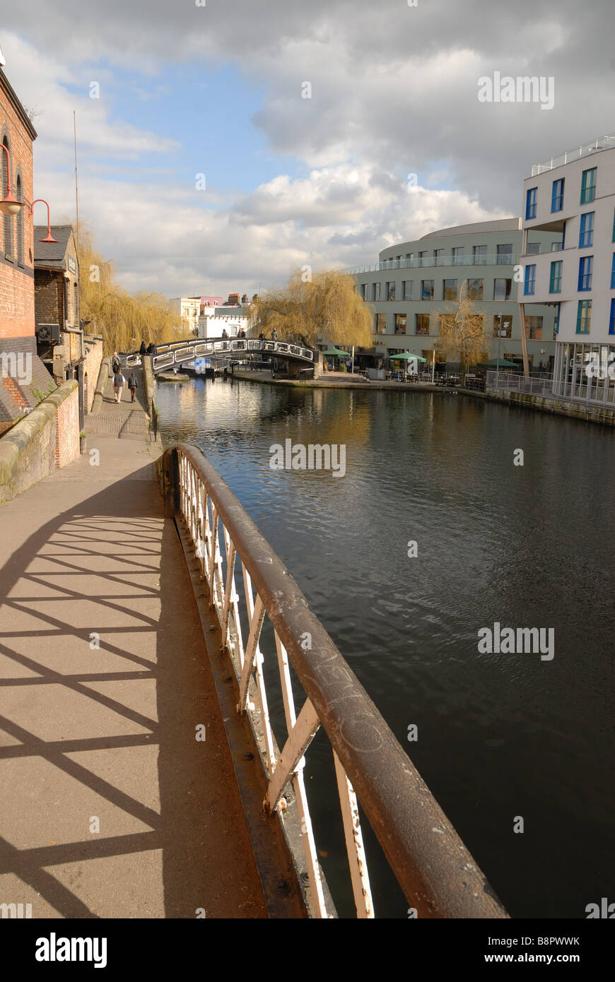 Regents Canal presso la cittadina di Camden Lock London Foto Stock