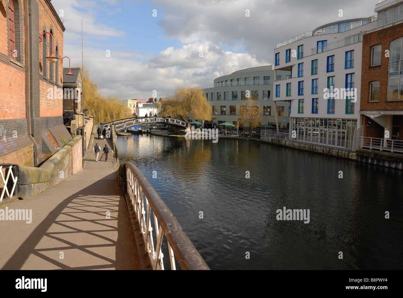 Regents Canal presso la cittadina di Camden Lock London Foto Stock